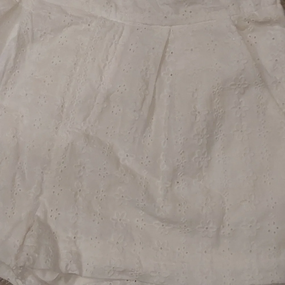 Altar'd State White Cotton Eyelet Pleated Womens Shorts Size L - Picture 2 of 10